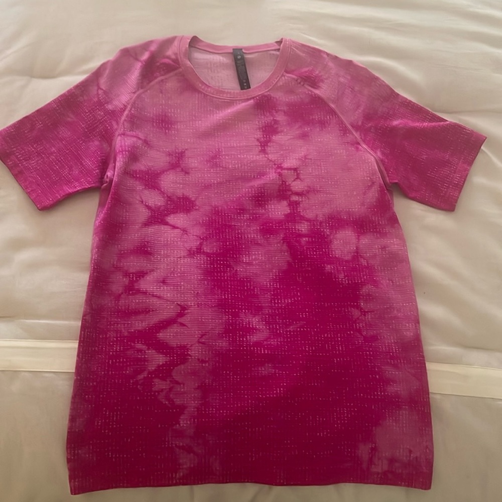 Lululemon men’s small hot pink tie dye t-Shirt worn as a woman